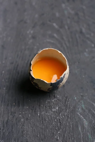 Koyu Ahşap Arka Planda Kırık Bıldırcın Yumurtası — Stok fotoğraf