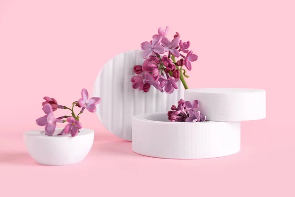 Flores Lilás Com Figuras Plástico Fundo Rosa — Fotografia de Stock