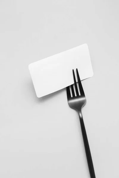 空白のカードと白い背景のステンレス製のフォーク — ストック写真