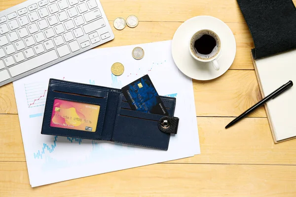 Plånbok Med Kreditkort Kopp Kaffe Och Tangentbord Träbord — Stockfoto