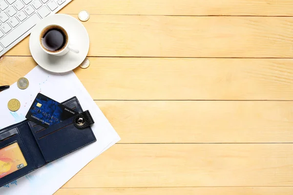 Plånbok Med Kreditkort Och Kopp Kaffe Träbord — Stockfoto