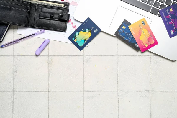 Cartões Crédito Com Carteira Laptop Mesa Azulejos Brancos — Fotografia de Stock