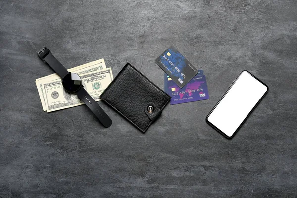 Cartões Crédito Com Dinheiro Telefone Celular Relógio Mesa Grunge Preto — Fotografia de Stock