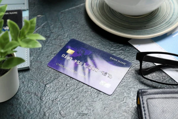 Karta Kredytowa Okularami Ciemnozielonym Stole Grunge — Zdjęcie stockowe