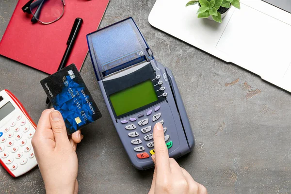 Woman Paying Credit Card Payment Terminal Black Table — Stock Photo, Image