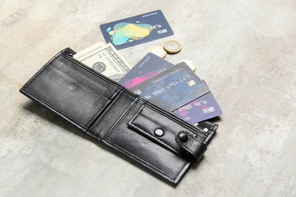 Черный Бумажник Деньгами Кредитными Картами Монетами Бежевом Гранж Столе — стоковое фото