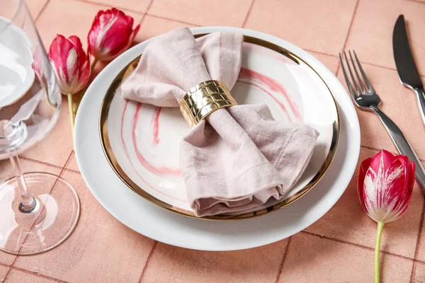 Тарелки Сложенной Салфеткой Столовые Приборы Цветы Тюльпана Розовом Фоне Плитки — стоковое фото