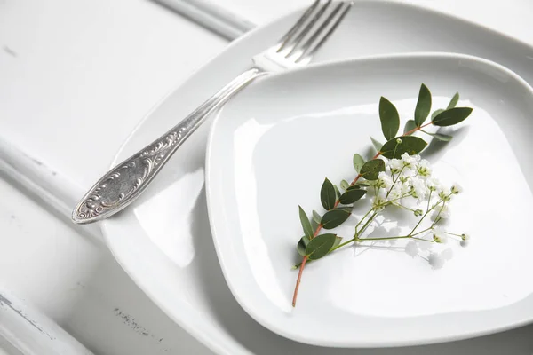 Plates Silver Cutlery Flowers White Wooden Background — Stock Photo, Image