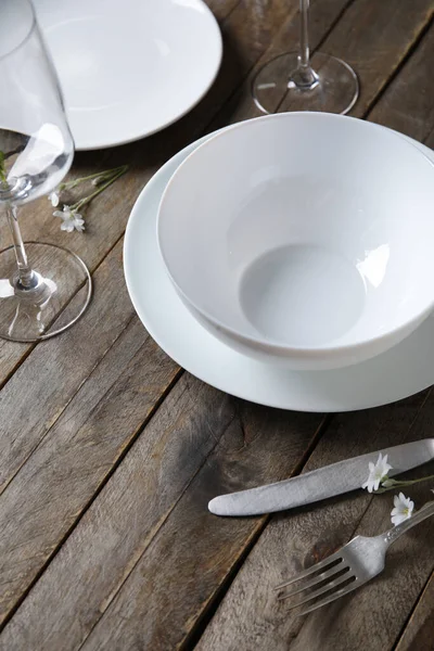 褐色木制底座上有餐具和玻璃杯的盘子 — 图库照片