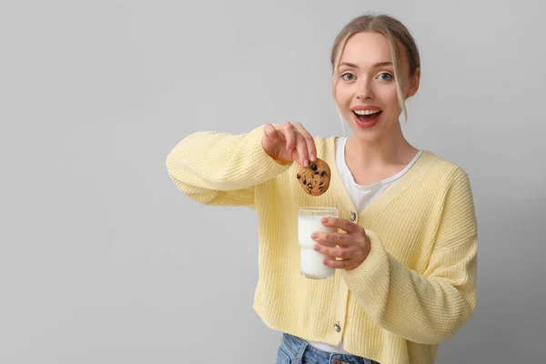 Молода Жінка Склянкою Молока Печивом Сірому Фоні — стокове фото