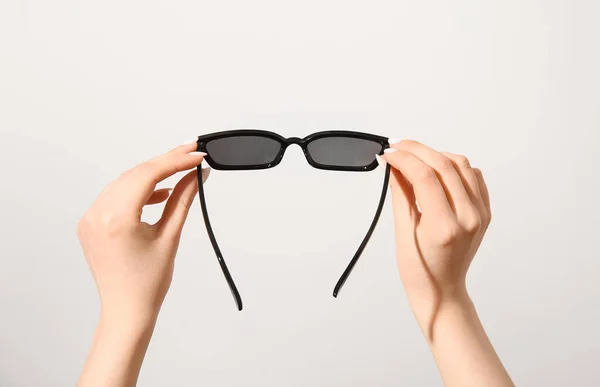 Weibliche Hände Mit Stylischer Sonnenbrille Auf Weißem Hintergrund — Stockfoto