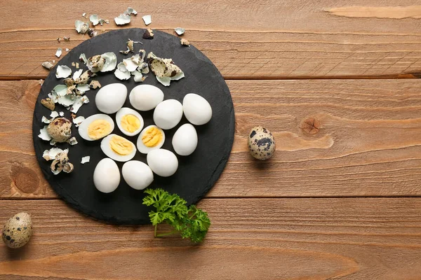 Board Boiled Quail Eggs Shells Wooden Background — Stock Photo, Image