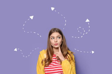 Menekşe arka planda düşünceli bir genç kadın.