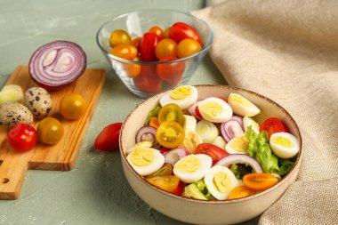 Bıldırcın yumurtalı, domatesli, soğanlı ve marullu lezzetli salata.
