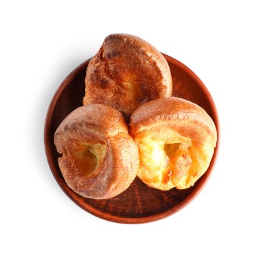 Beyaz arka planda izole edilmiş lezzetli Yorkshire pudingi tabağı