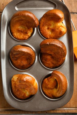 Lezzetli Yorkshire pudingiyle pişirme tenekesi