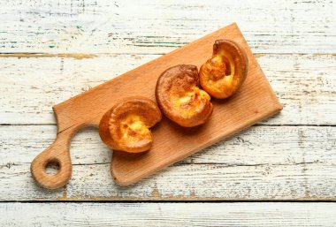 Hafif ahşap zemin üzerinde lezzetli Yorkshire pudingi olan tahta.