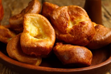 Ahşap zemin üzerinde lezzetli Yorkshire pudingi olan tabak.