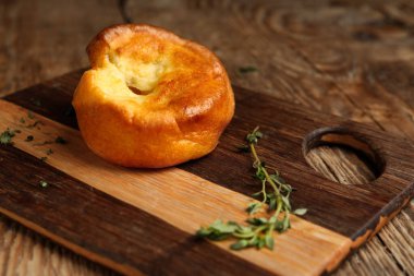 Tahta arka planda lezzetli Yorkshire pudingi olan tahta.