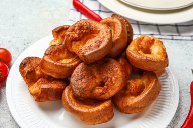 Hafif arka planda lezzetli Yorkshire pudingi tabağı