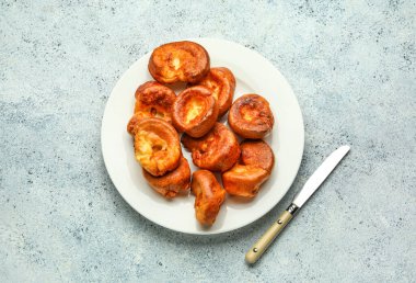 Hafif arka planda lezzetli Yorkshire pudingi tabağı