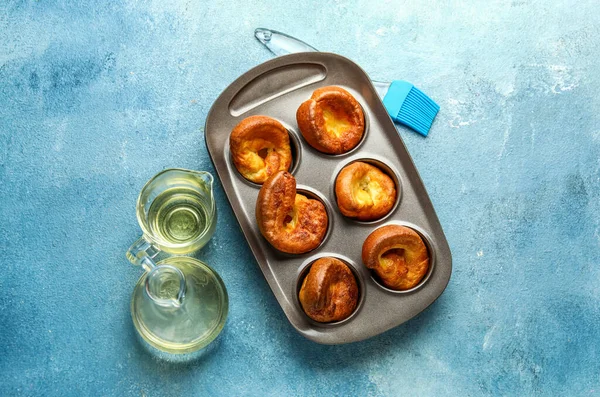 Bakning Tenn Med Välsmakande Yorkshire Pudding Blå Bakgrund — Stockfoto