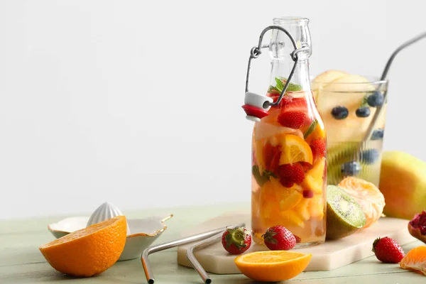 Γυάλινο Και Μπουκάλι Εμποτισμένο Νερό Διάφορα Φρούτα Φέτες Πράσινο Ξύλινο — Φωτογραφία Αρχείου