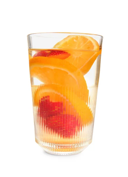 Glas Geïnfundeerd Water Met Gesneden Aardbeien Sinaasappel Witte Achtergrond — Stockfoto