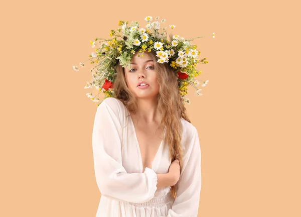 Όμορφη Νεαρή Γυναίκα Στεφάνι Λουλουδιών Μπεζ Φόντο Θερινό Ηλιοστάσιο — Φωτογραφία Αρχείου