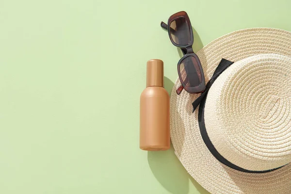 Bottle Sunscreen Cream Sunglasses Summer Hat Green Background — Stock Photo, Image