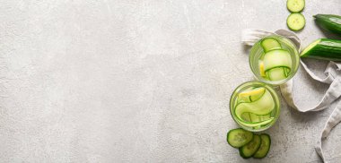 Hafif grunge arkaplan üzerinde salatalık aşılanmış su bardakları metin için alan, üst görünüm