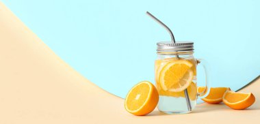 Renk arkaplanında Mason kavanozu doldurulmuş su ve metin için boşluk