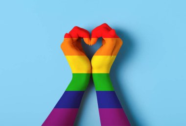 LGBT bayrağının renkleri mavi arka planda kalp oluşturur. Gurur Ayı