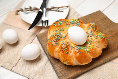 Lezzetli İtalyan Paskalya ekmeği ve yumurtalı tahta arka plan, yakın plan.