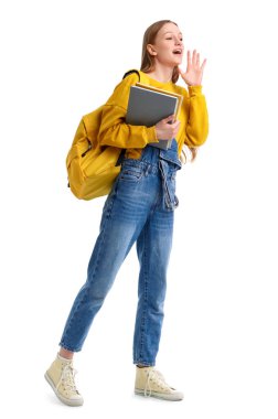 Beyaz arkaplan üzerine not defterleri olan kız öğrenci