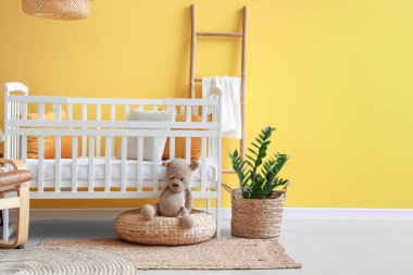 Bebek karyolası ve merdiveni olan şık bir yatak odası.