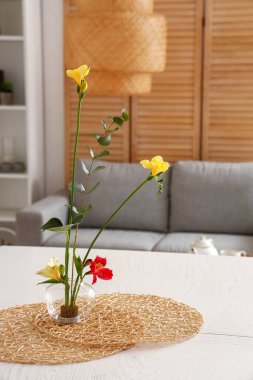 Yemek masasında güzel bir ikebana.