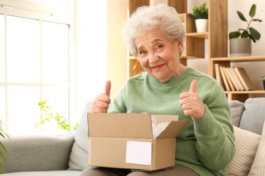 Açık paketli son sınıf öğrencisi kadın evde onayını veriyor.
