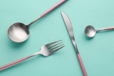 Yeşil arkaplanda şık çatal bıçak takımı