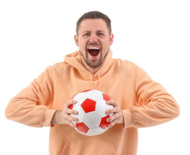 Beyazlar içinde izole edilmiş futbol topuyla bağıran adam.