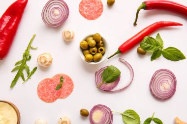 Beyaz arkaplanda pizza hazırlamak için gerekli malzemeler