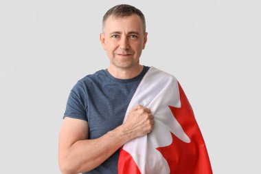 Kanada bayrağı açık arkaplanda olgun bir adam