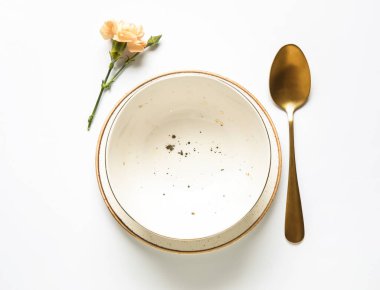 Güzel masa düzenleme ve beyaz arkaplanda östoma çiçeği