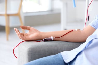 Klinikte kan bağışı yapan genç bir kadın.