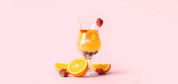 Glas Mit Orangefarbenem Wasser Auf Rosa Hintergrund — Stockfoto