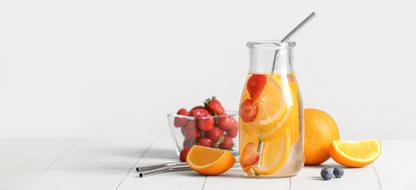 Sammansättning Med Orange Infunderat Vatten Ljus Bakgrund — Stockfoto