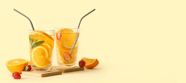Gläser Mit Orangefarbenem Wasser Auf Beigem Hintergrund Mit Platz Für — Stockfoto