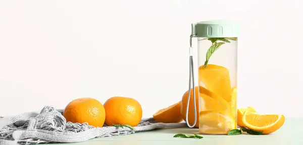 Lahvička Pomerančové Infuzní Vody Světlém Pozadí — Stock fotografie