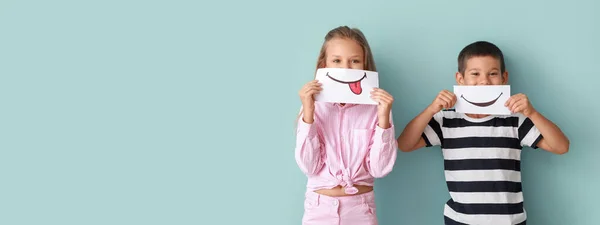 Μικρά Παιδιά Κρύβουν Στόματα Πίσω Από Ζωγραφισμένα Χαμόγελα Γκρι Φόντο — Φωτογραφία Αρχείου