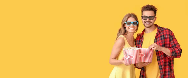 Junges Paar Mit Popcorn Schaut Film Auf Gelbem Hintergrund Mit — Stockfoto